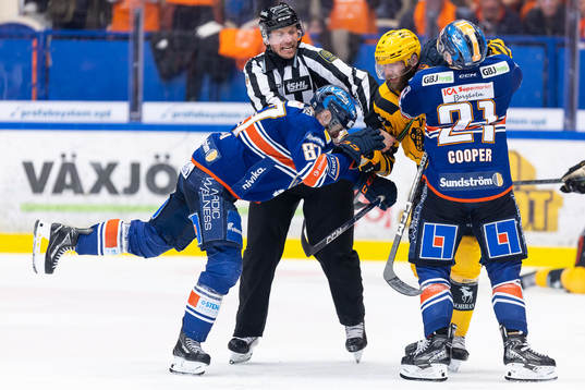 Irriterat mellan Växjös Robert Rosén, Brian Cooper och
