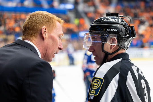 Växjös tränare Jörgen Jönsson pratar med Domare Linus