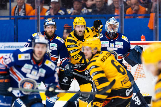 Växjös Brian Cooper och målvakt Emil Larmi mot