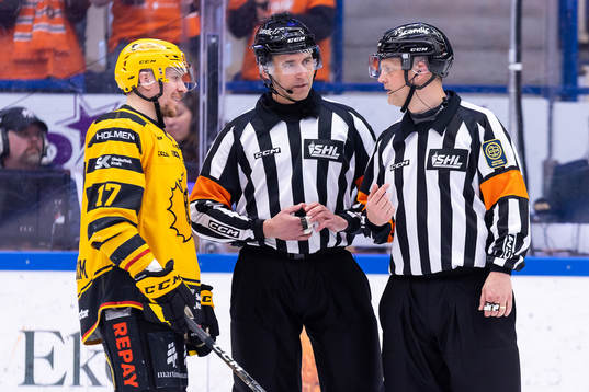 Skellefteås Pär Lindholm pratar med Domare Linus Öhlund