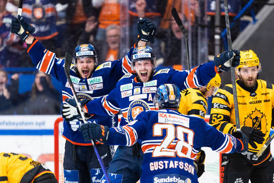 Växjös Keegan Lowe och Martin Lundberg jublar