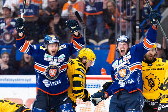 Växjös Keegan Lowe och Martin Lundberg jublar