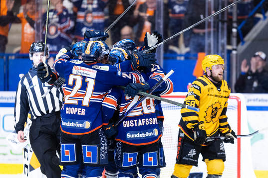 Växjös spelare jublar och Skellefteås Oskar Nilsson