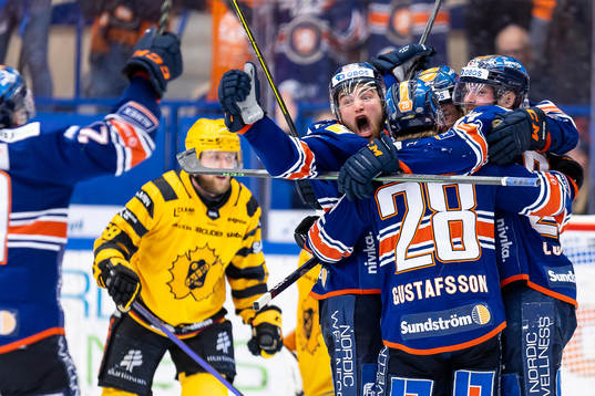 Växjös Glenn Gustafsson jublar
