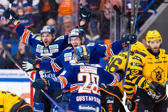 Växjös Keegan Lowe och Martin Lundberg jublar