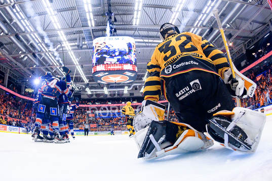 Växjös Keegan Lowe jublar och Skellefteås målvakt Linus