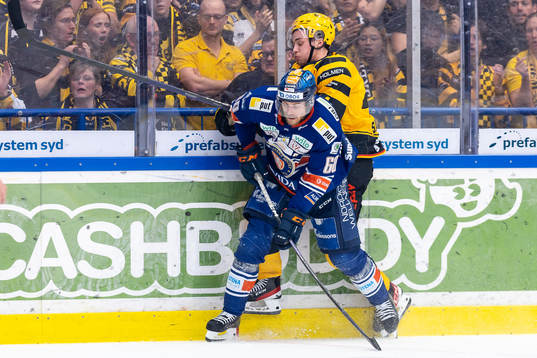 Växjös Erik Josefsson tacklar Skellefteås Elias