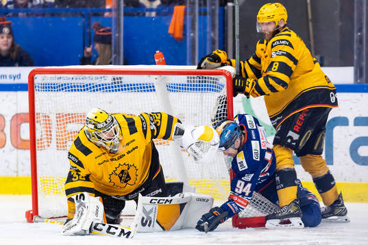 Växjös Joel Persson mellan Skellefteås målvakt Linus