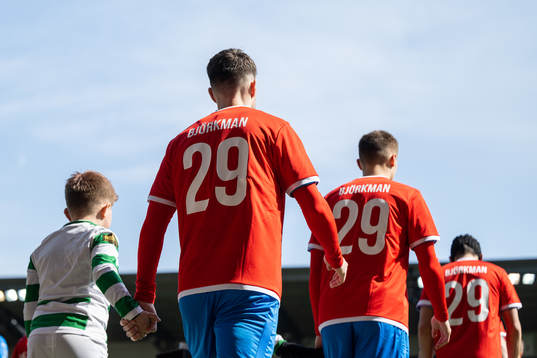 Helsingborgs spelare med tröjor för att visa stöd till