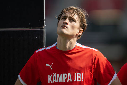 Helsingborgs Thomas Pauck Rogne med en tröja för att visa