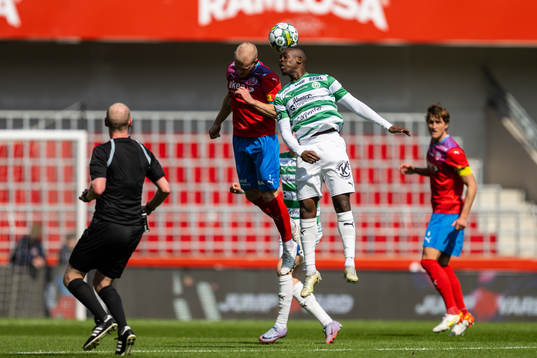 Helsingborgs Philip Rejnhold och Västerås SKs Jaheem Burke