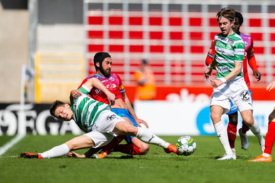 Västerås SKs Martin Gambos och Max Larsson mot