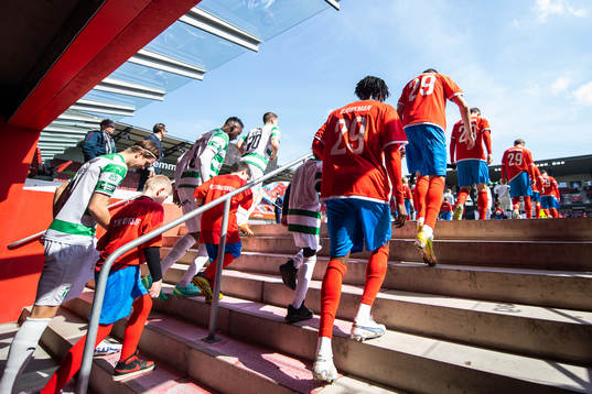 Helsingborgs spelare med tröjor för att visa stöd till