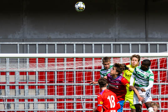 Västerås SKs Anders Hellblom och Jaheem Burke  mot