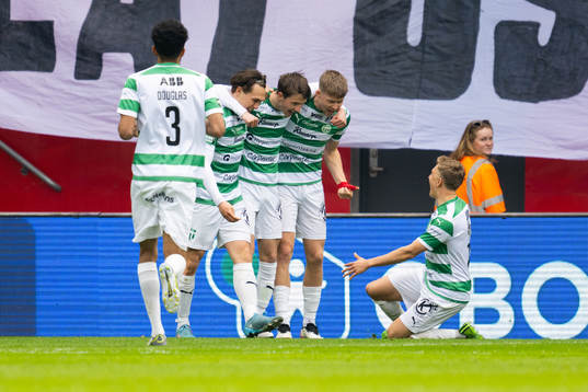 Västerås SKs Miguel Sandberg jublar med lagkamrater