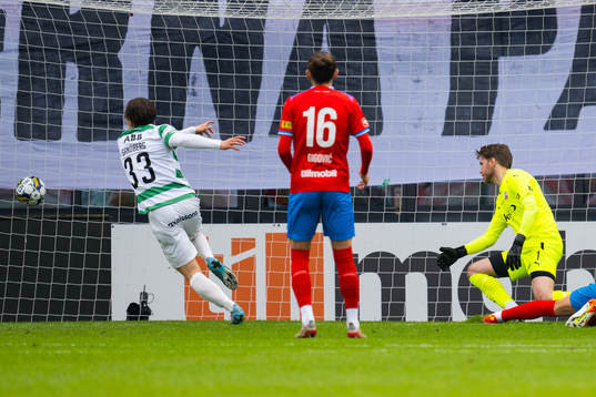 Västerås SKs Miguel Sandberg gör 0-1 bakom Helsingborgs