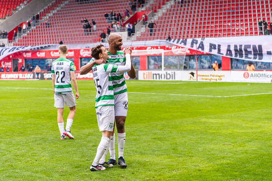 Västerås SKs Olle Edlund och Jabir Abdihakim Ali jublar