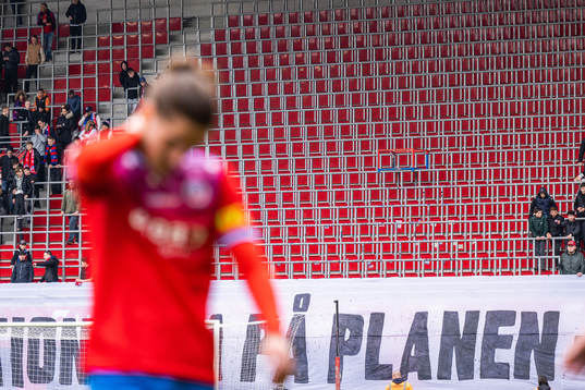 Helsingborgs Ervin Gigovic deppar framför en tom läktare