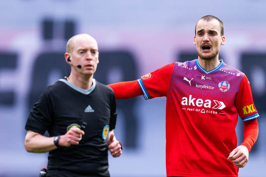 Helsingborgs Adam Hellborg reagerar mot domare Per Melin