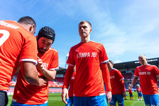 Helsingborgs Erik Ring med en tröja för att visa stöd
