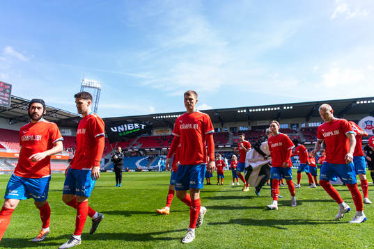 Helsingborgs Erik Ring med en tröja för att visa stöd