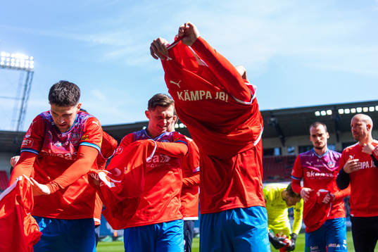 Helsingborgs spelare med en tröja för att visa stöd till