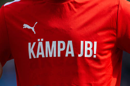 Helsingborgs spelare med en tröja för att visa stöd till