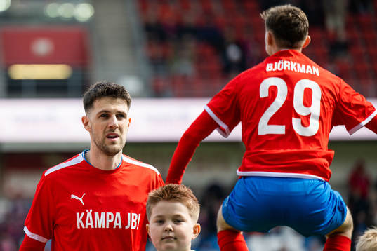 Helsingborgs Oliver Stojanovic med en tröja för att visa