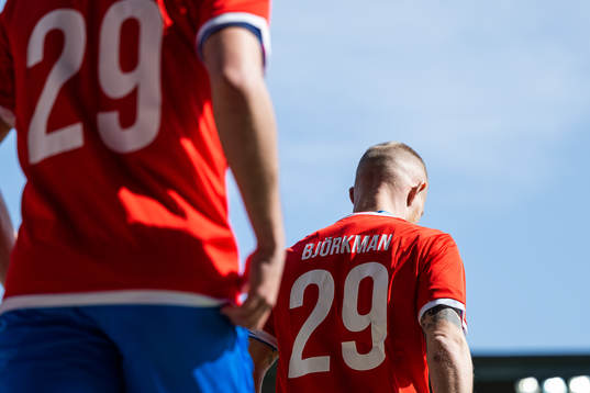 Helsingborgs spelare med en tröja för att visa stöd till