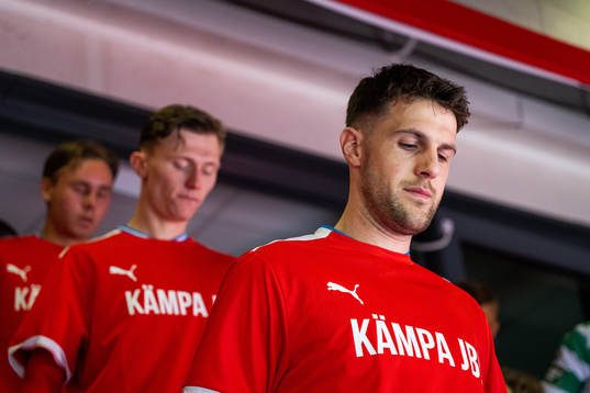 Helsingborgs Oliver Stojanovic med en tröja för att visa