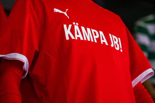 Helsingborgs spelare med en tröja för att visa stöd till
