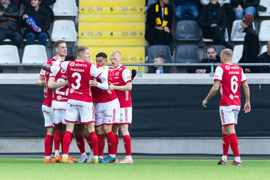 Kalmars Simon Skrabb jublar med lagkamrater