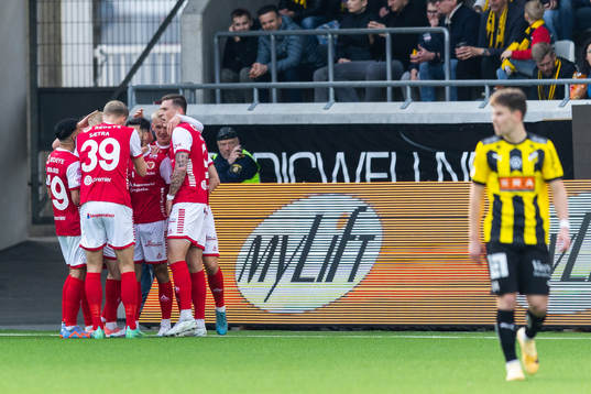Kalmars Noah Shamoun jublar med lagkamrater