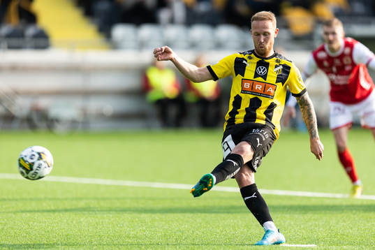 Häckens Mikkel Rygaard Jensen skjuter en straff