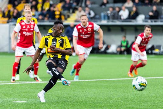 Häckens Benie Adama Traore gör 1-2 på straff