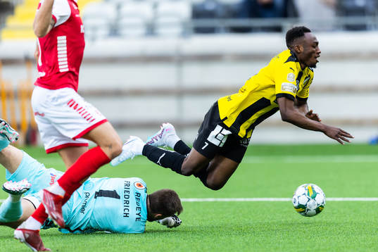 Kalmars målvakt Ricardo Friedrich och Häckens Benie Adama