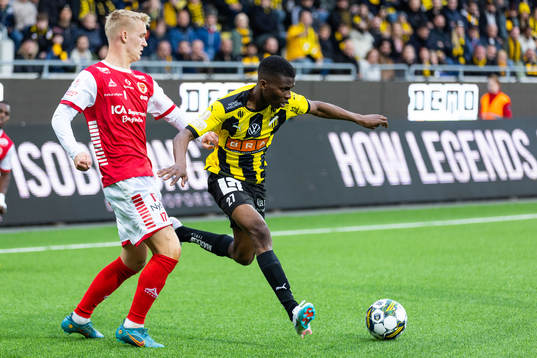 Kalmars Carl Gustafsson och Häckens Akoua Romeo Amane