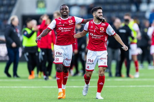 Kalmars Nahom Girmai Netabay och Noah Shamoun jublar