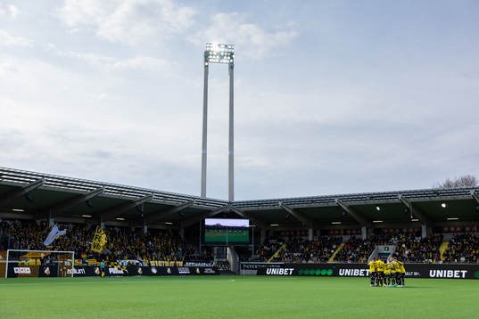 Häckens spelare samlade innan fotbollsmatchen i