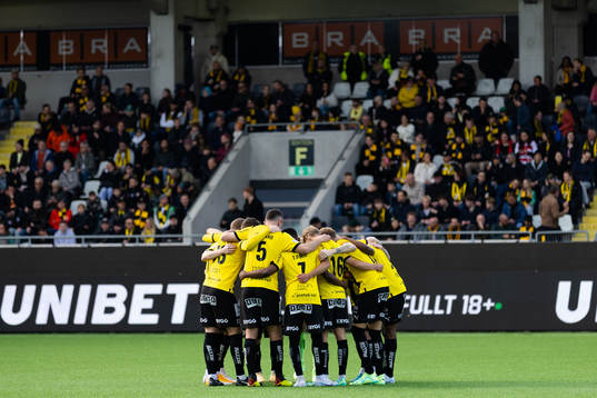 Häckens spelare samlade innan fotbollsmatchen i