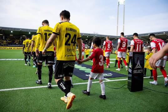 Häckens Lars Olden Larsen innan fotbollsmatchen i
