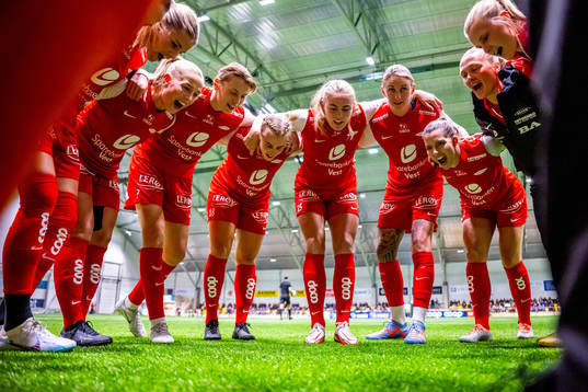 Cecilie Redisch Kvamme and players of Brann gather in a