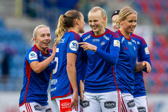 Karina Sævik of Vålerenga celebrates with teammates