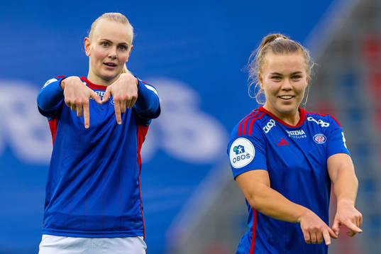 Karina Sævik of Vålerenga celebrates with teammate Olaug