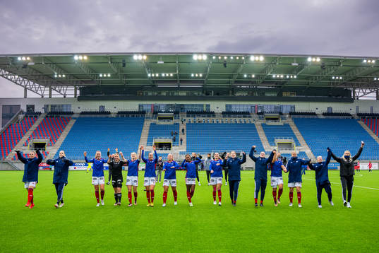Mawa Sesay, Andrine Tomter and players of Vålerenga