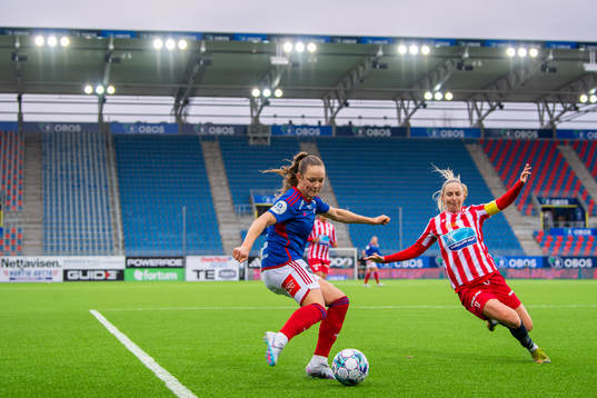 Janni Thomsen of Vålerenga and Hanna Dahl of Avaldsnes