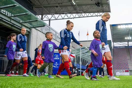 Olaug Tvedten and Elise Thorsnes of Vålerenga