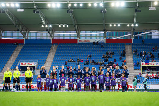 Players of Vålerenga line up