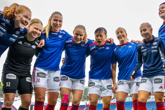 Stine Ballisager Pedersen, goalkeeper Jalen Tompkins, Laura