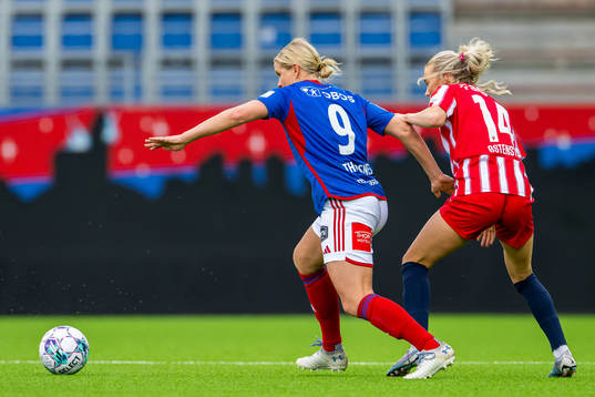 Elise Thorsnes of Vålerenga and Sandra Østenstad of